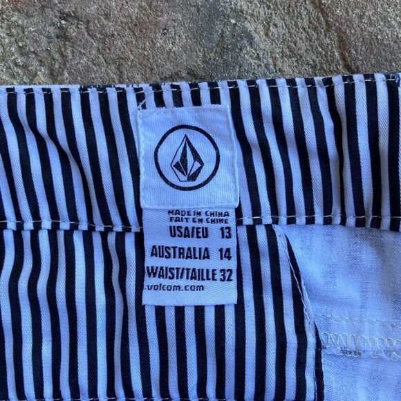 Volcom Black/White Geometric Chino Board Shorts Juniors Size 13 - Picture 2 of 11